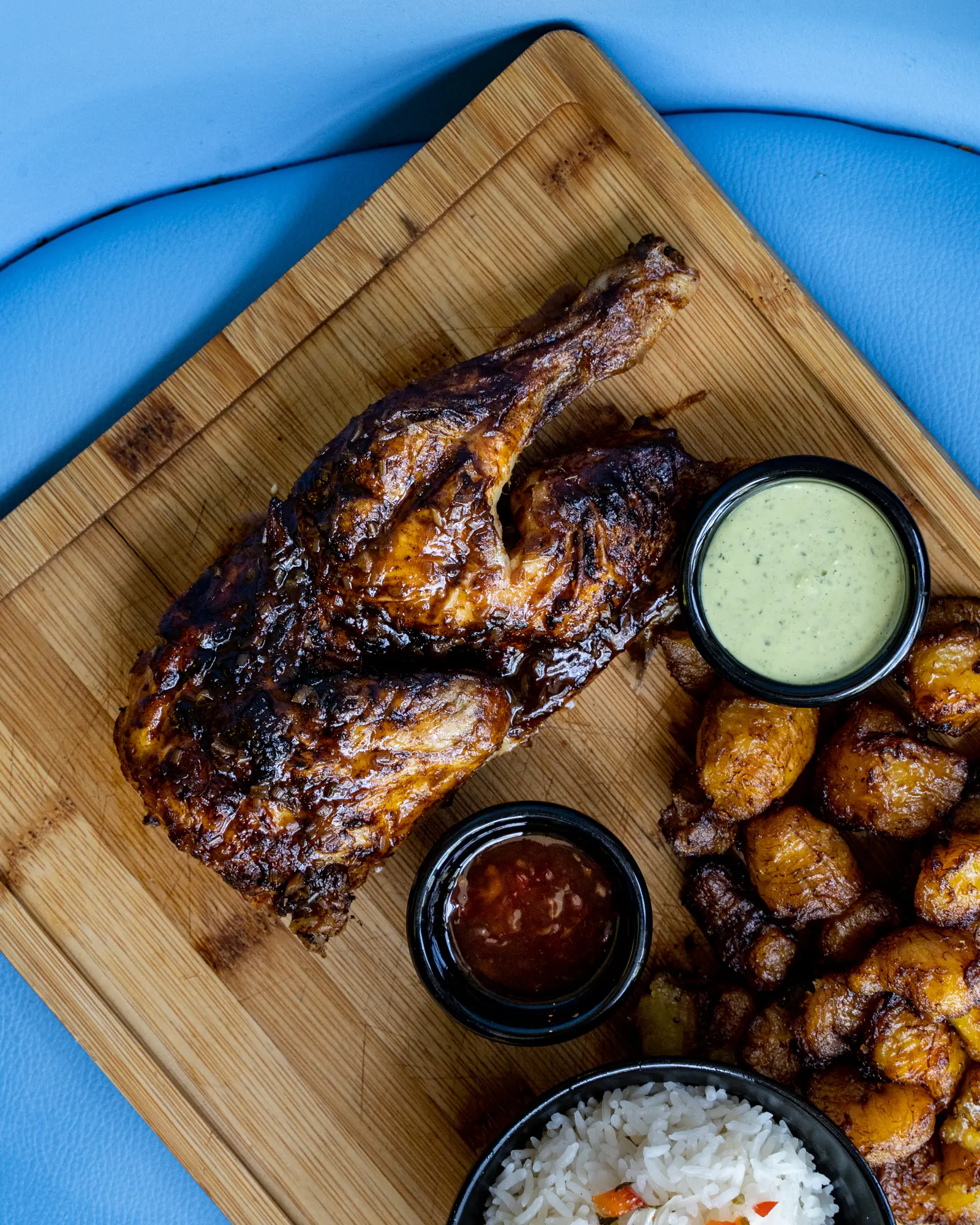 Poulet grillé et petite pomme de terre grille avec différentes sauce et riz