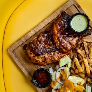 Poulet grillé avec frites et different sauces