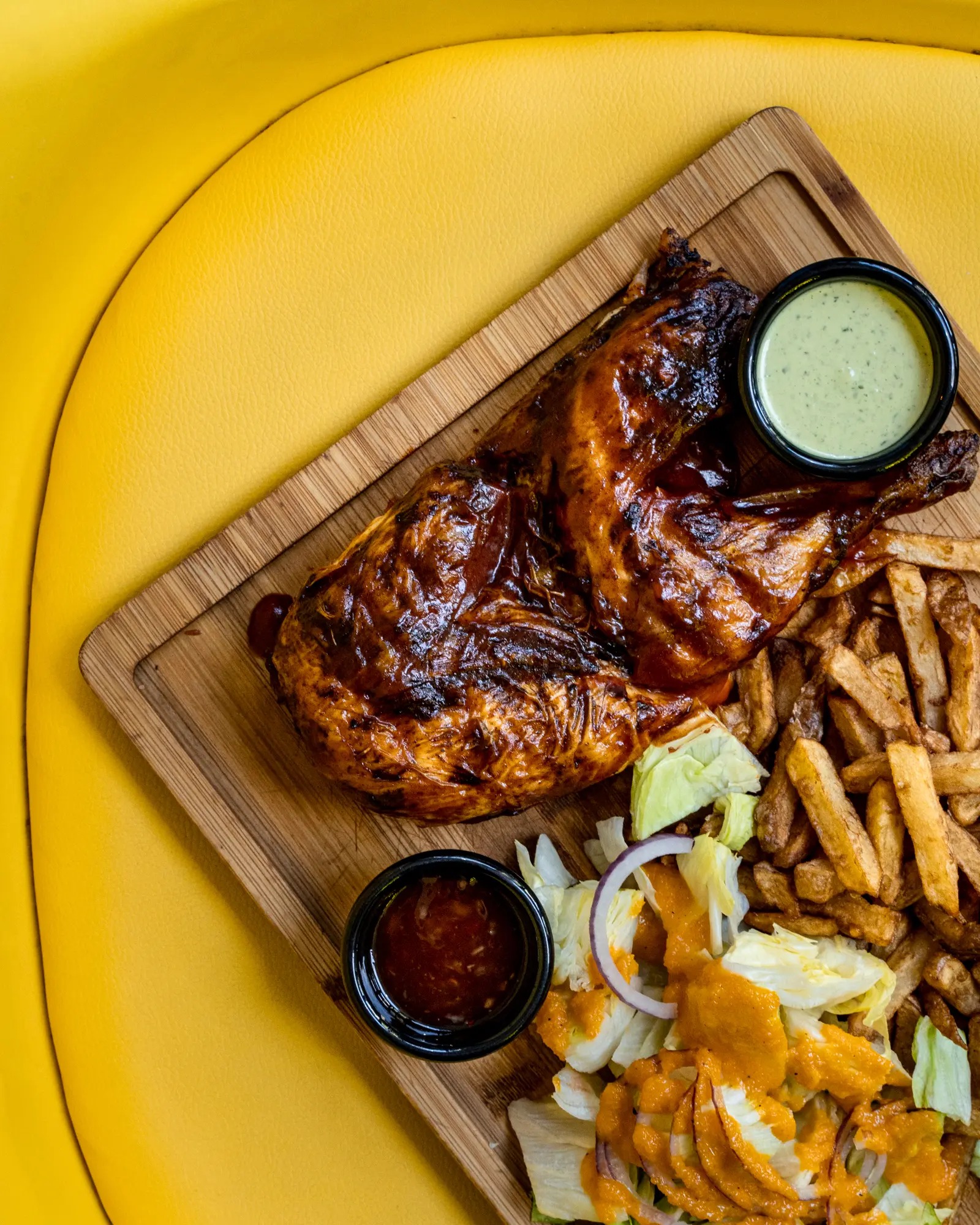 Poulet grillé avec frites et different sauces