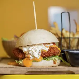 Burger avec du bon fromage, pain blanc et poulet frit