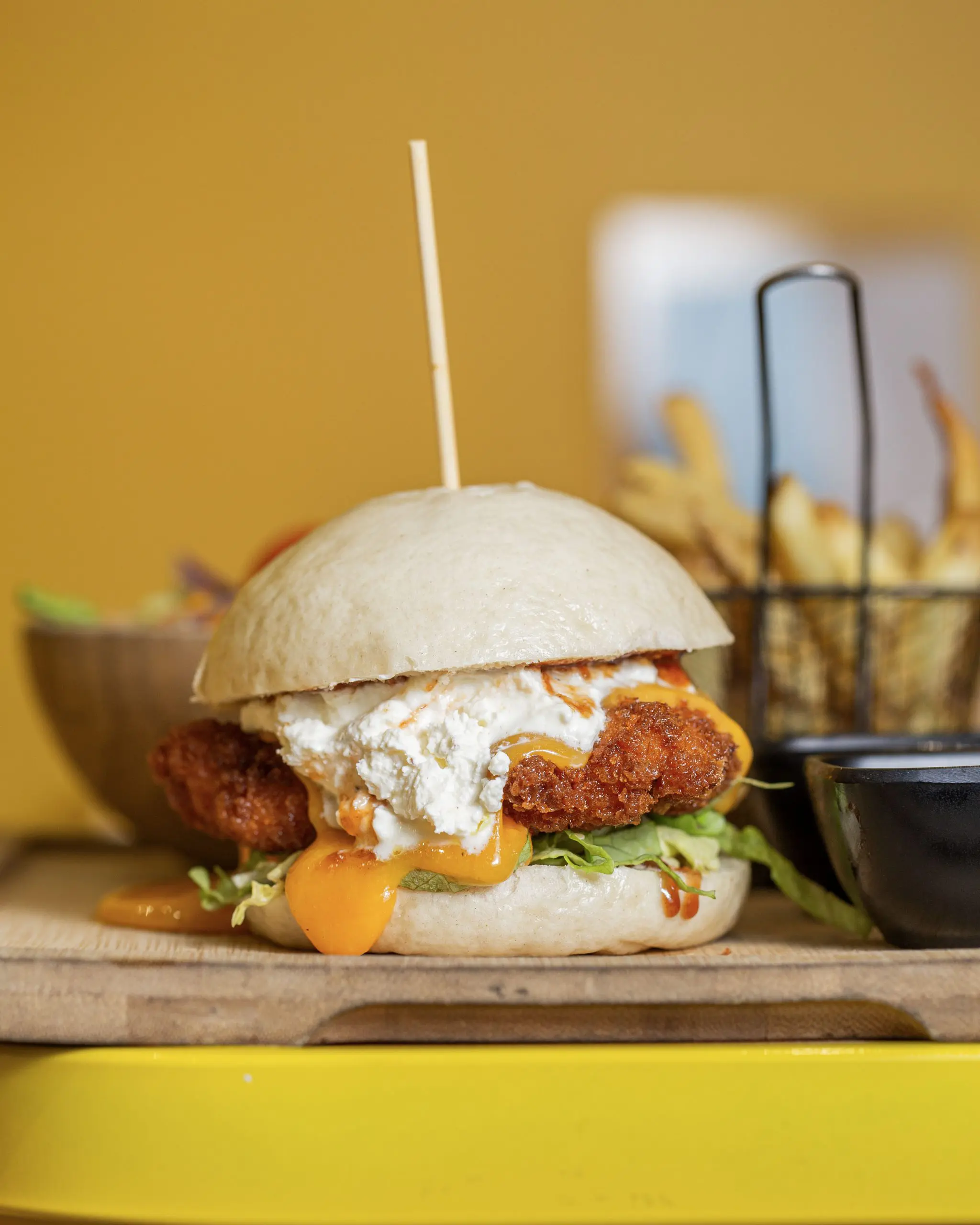Burger avec du bon fromage, pain blanc et poulet frit