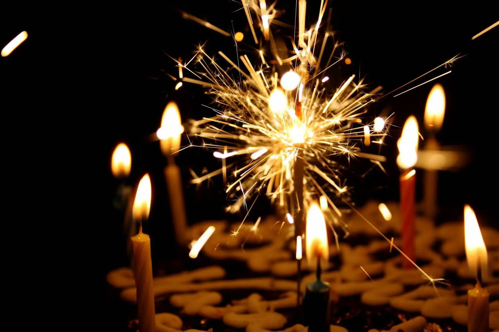 Gâteau d'anniversaire avec des bougies