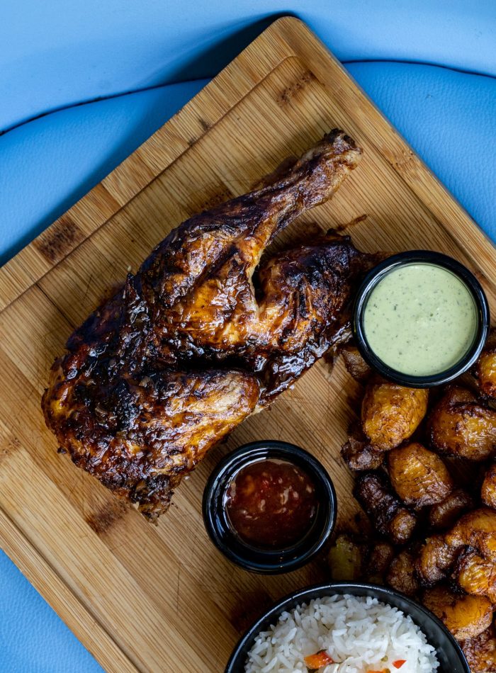 Poulet grillé et petite pomme de terre grille avec différentes sauce et riz