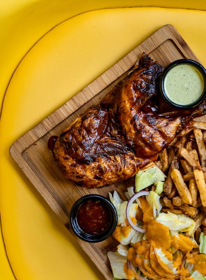 Poulet grillé avec frites et different sauces