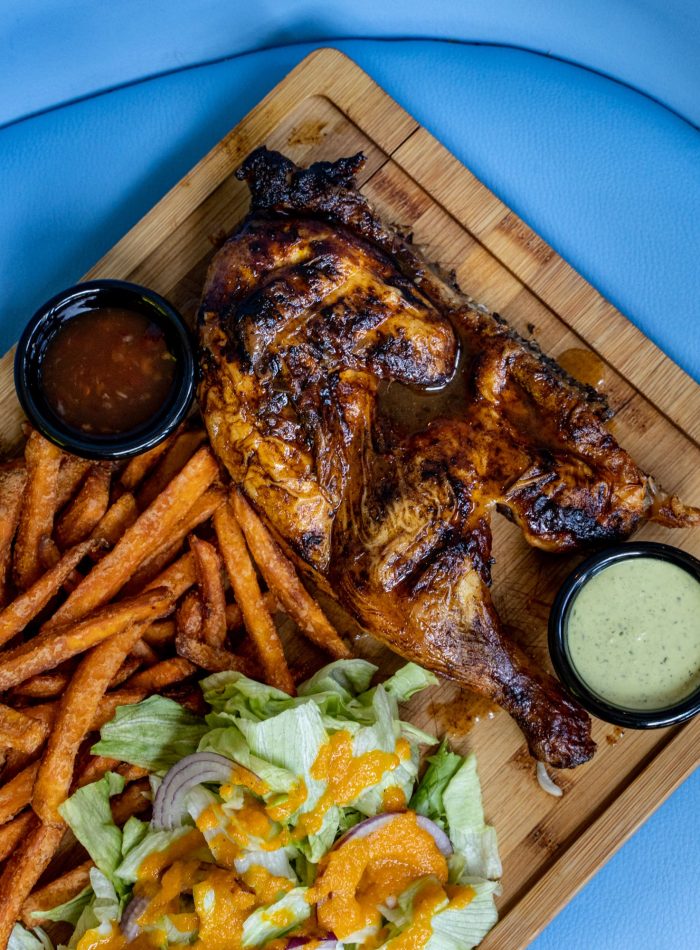 Poulet grillé avec frites a la patate douce accompagnée de salade