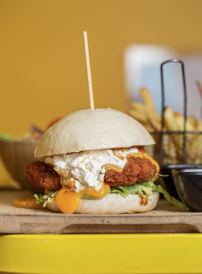 Burger avec du bon fromage, pain blanc et poulet frit